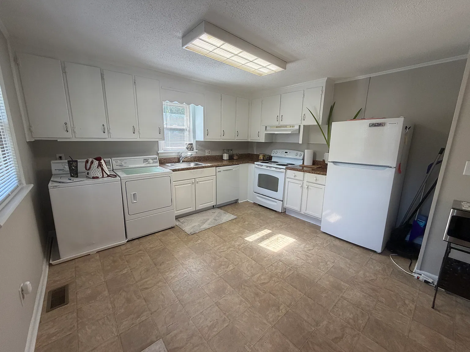 1379 S Main St — Photo 3