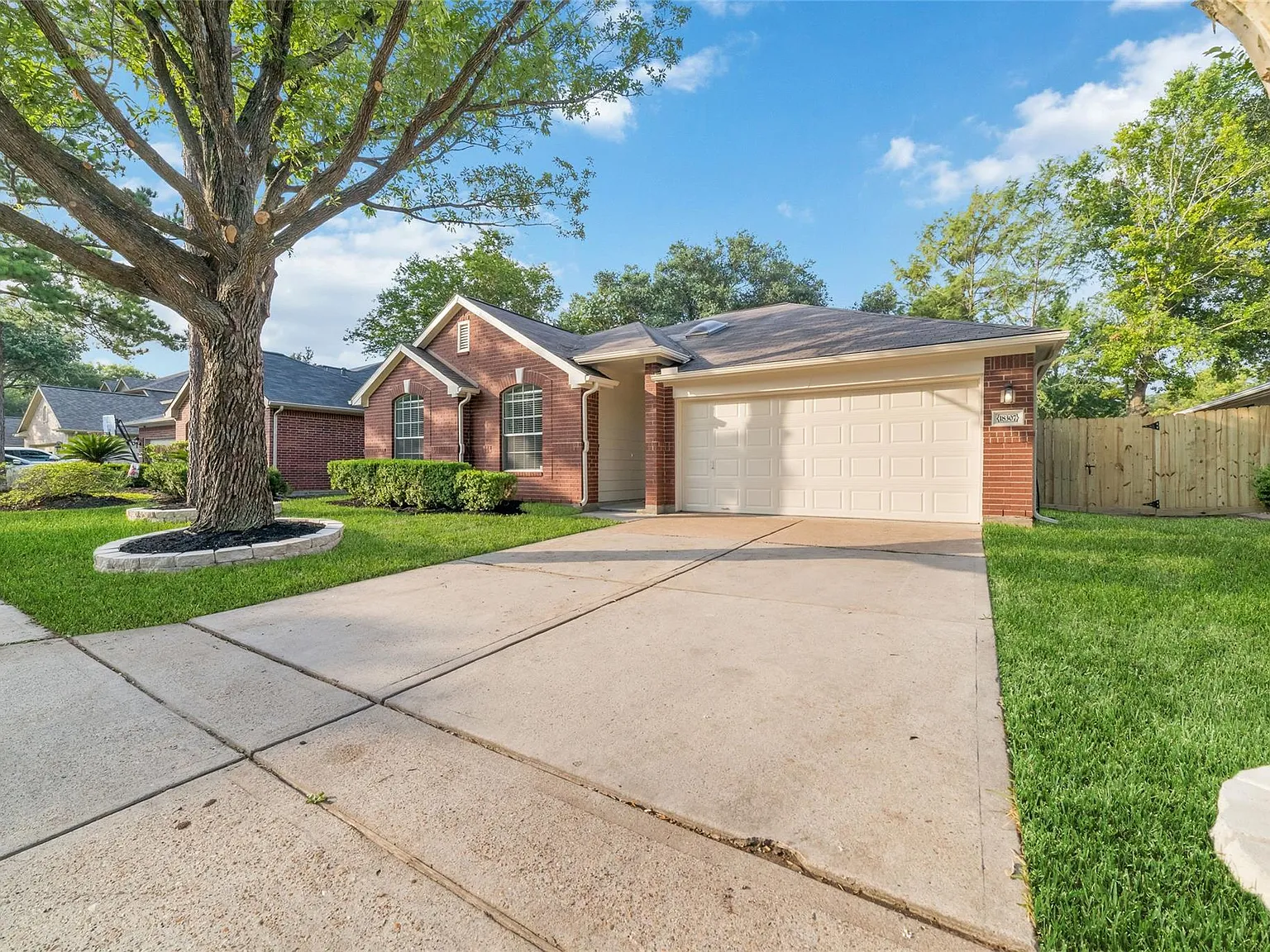 3 bed, 2.0 bath, 2025 sqft, $2,300 — Photo 2