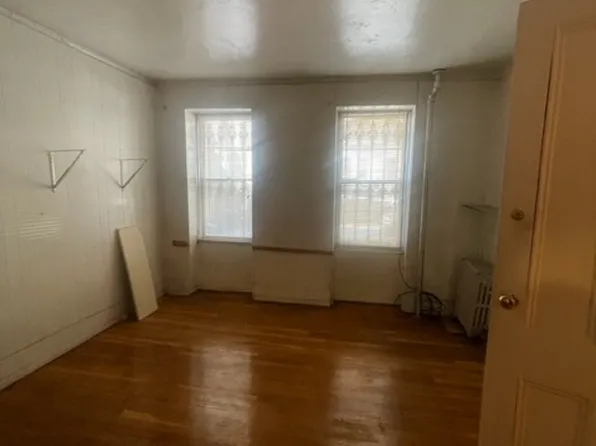 438 Jefferson Avenue image 9 of 12