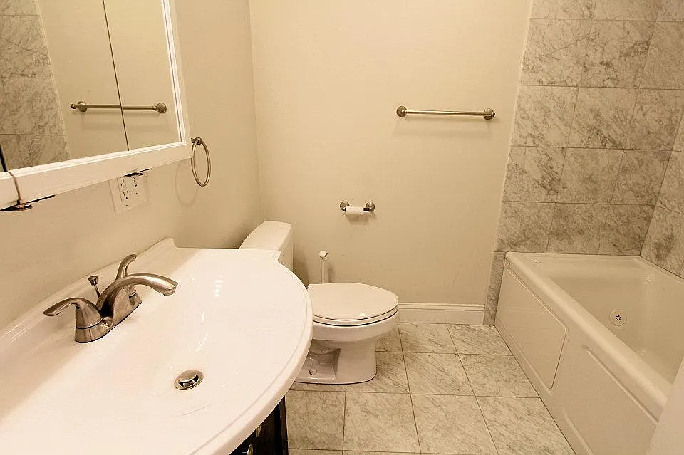 3 bed, 1000 sqft, $4,395 — Photo 2