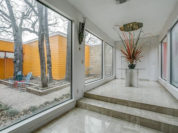 3rd image of 413 Oak Hollow Ln