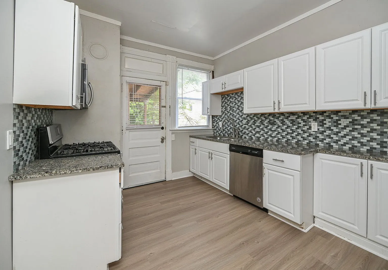 5 bed, 1.0 bath, $2,995 — Photo 2