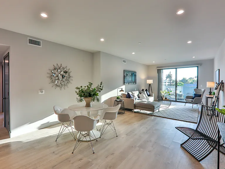 900 N Wilcox Ave #105 — Photo 1