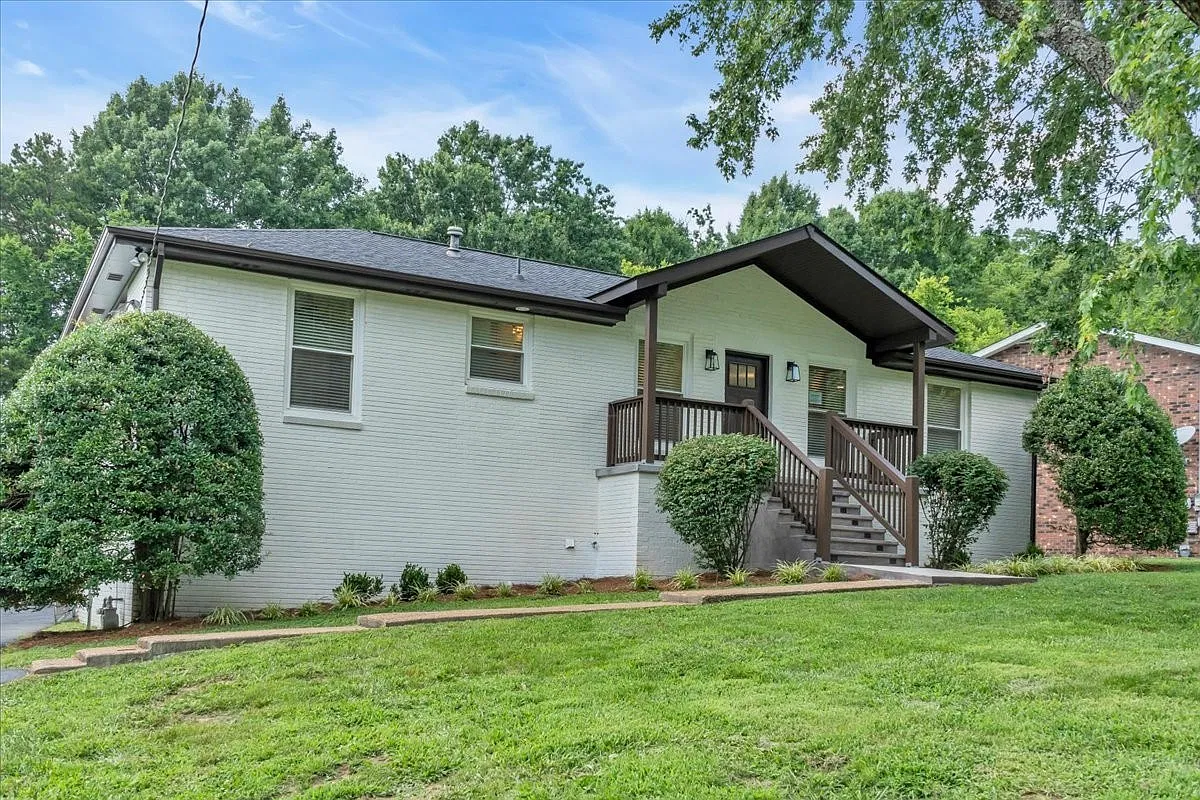 3 bed, 2200 sqft, $3,200 — Photo 2