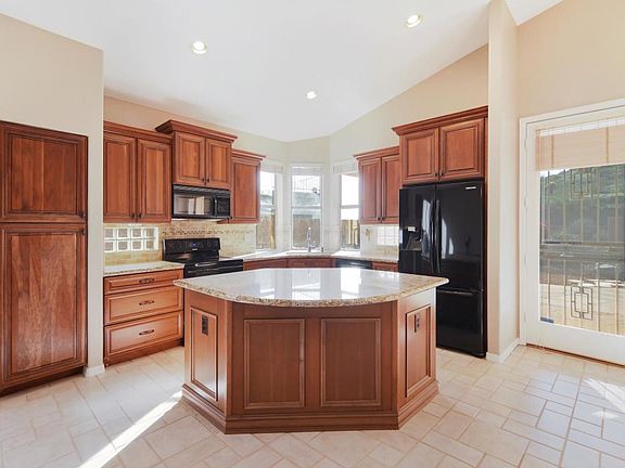 5th image of 803 E Goldenrod St
