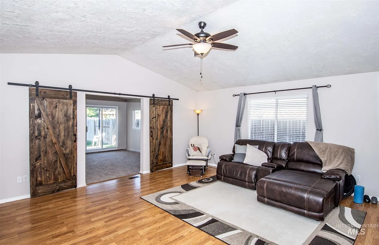 3 bed, 1699 sqft, $2,650 — Photo 2