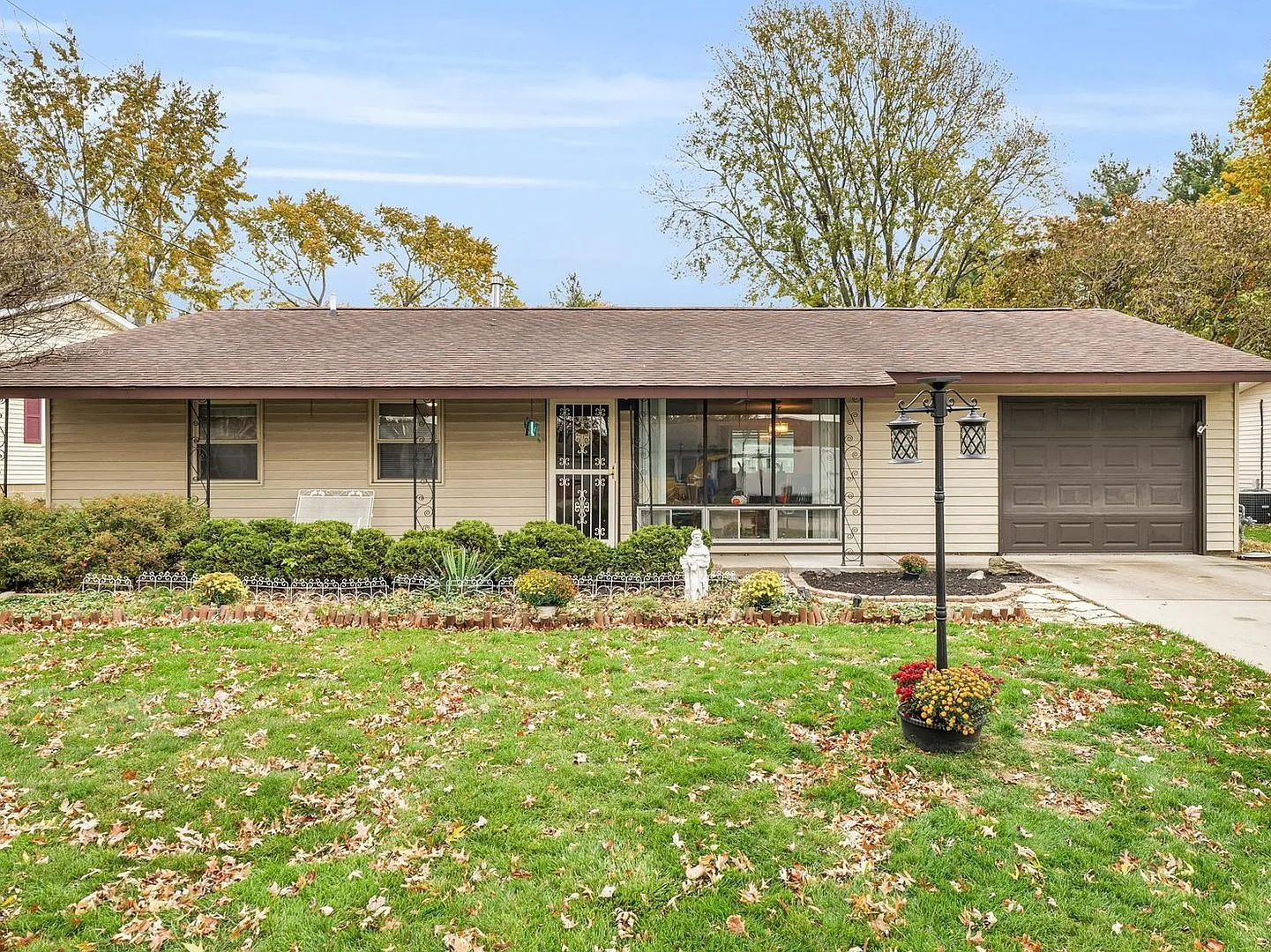 1106 Hollycrest Dr photo 1