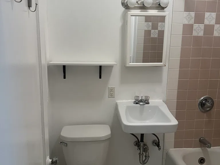 1672 Oxford St #1 — Photo 10
