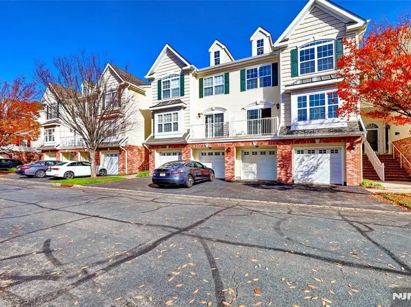 11 Bayside Dr, Bayonne, NJ 07002