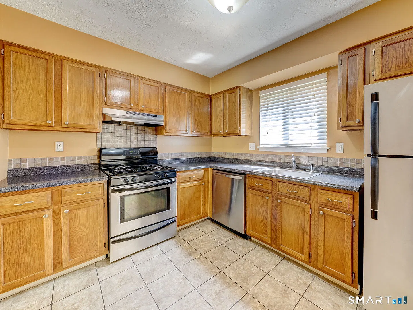 132 Sutton Pl — Photo 4