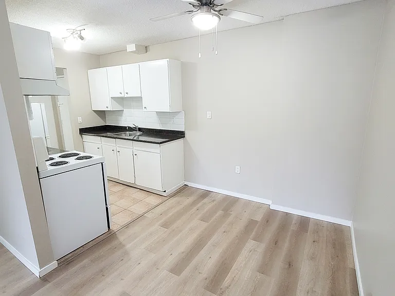 2814 Pratt Cres — Photo 4