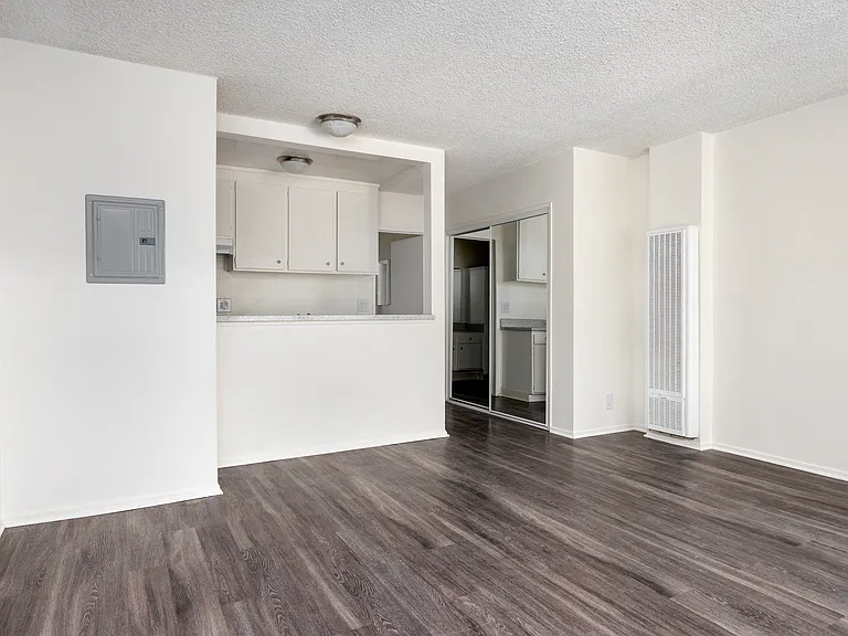 Vanowen Plaza — Photo 18