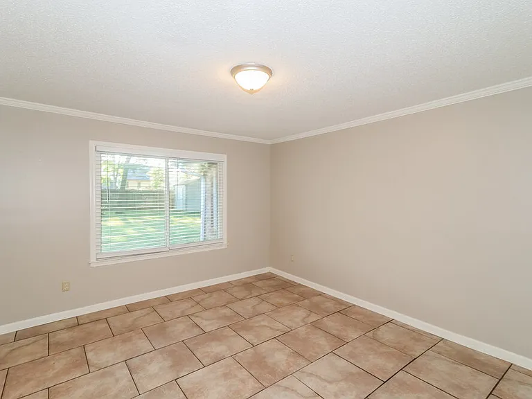 2209 Burlingate Dr — Photo 13
