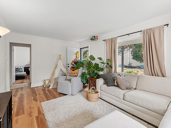 3rd image of 7428 N Santa Monica BOULEVARD