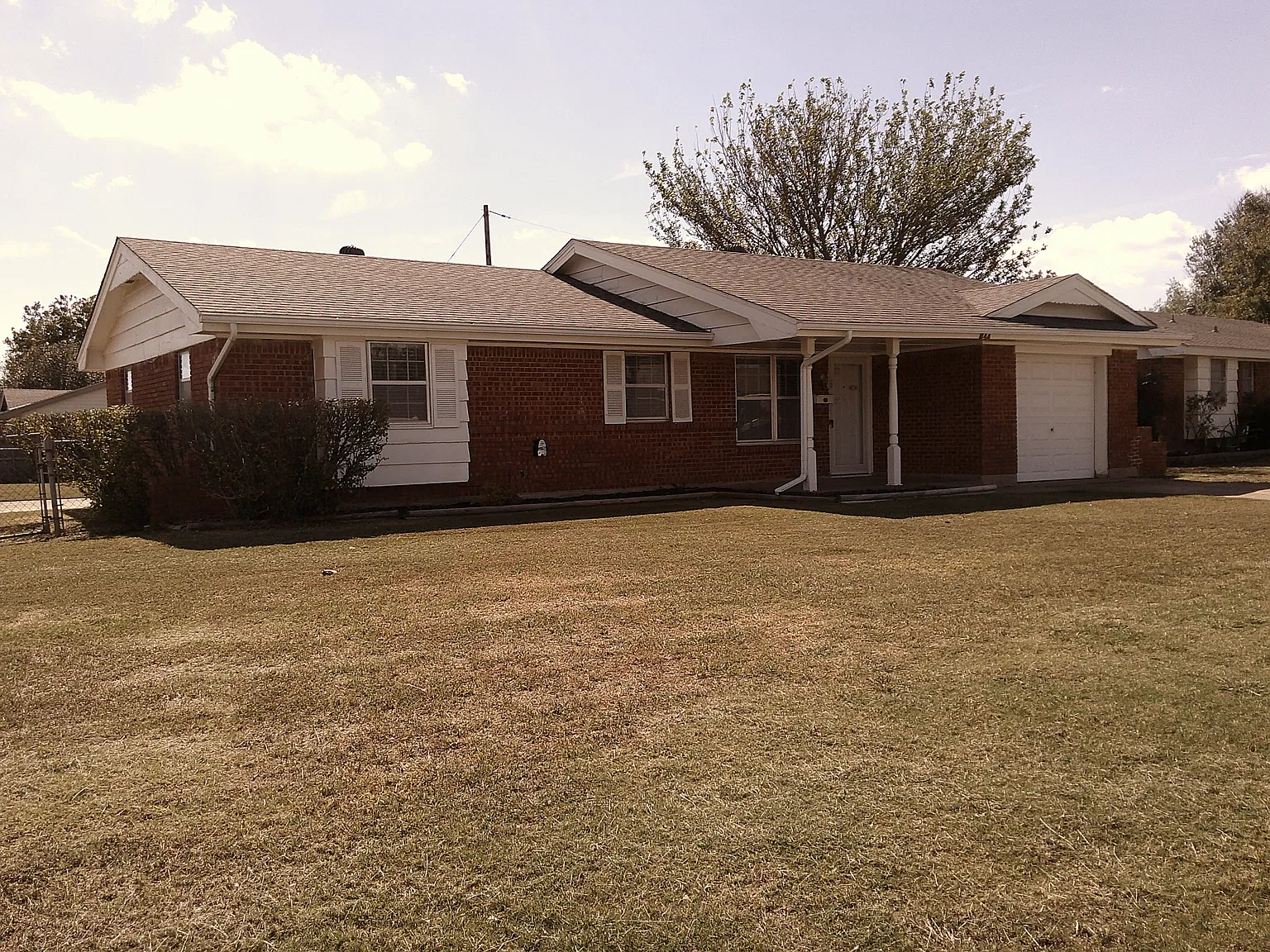 3 bed, 1.5 bath, 1005 sqft, $1,300 — Photo 1