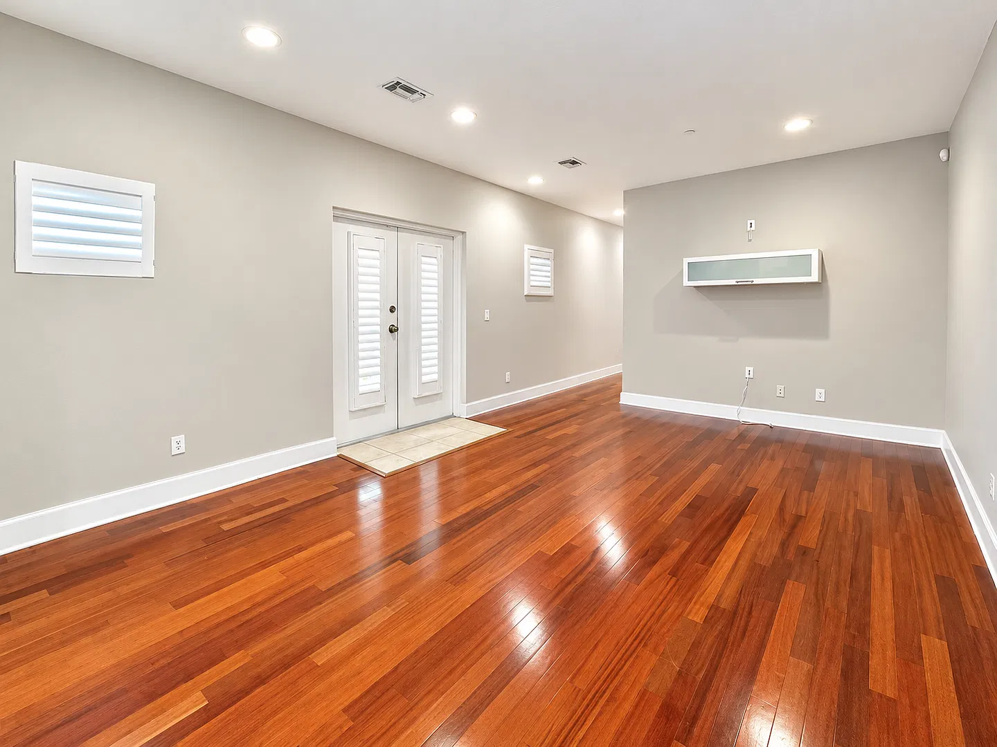 Modern South Tampa Living | 3 Bedrooms | 2.5 Bathrooms | 2-Car Garage | Rooftop Deck — Photo 2