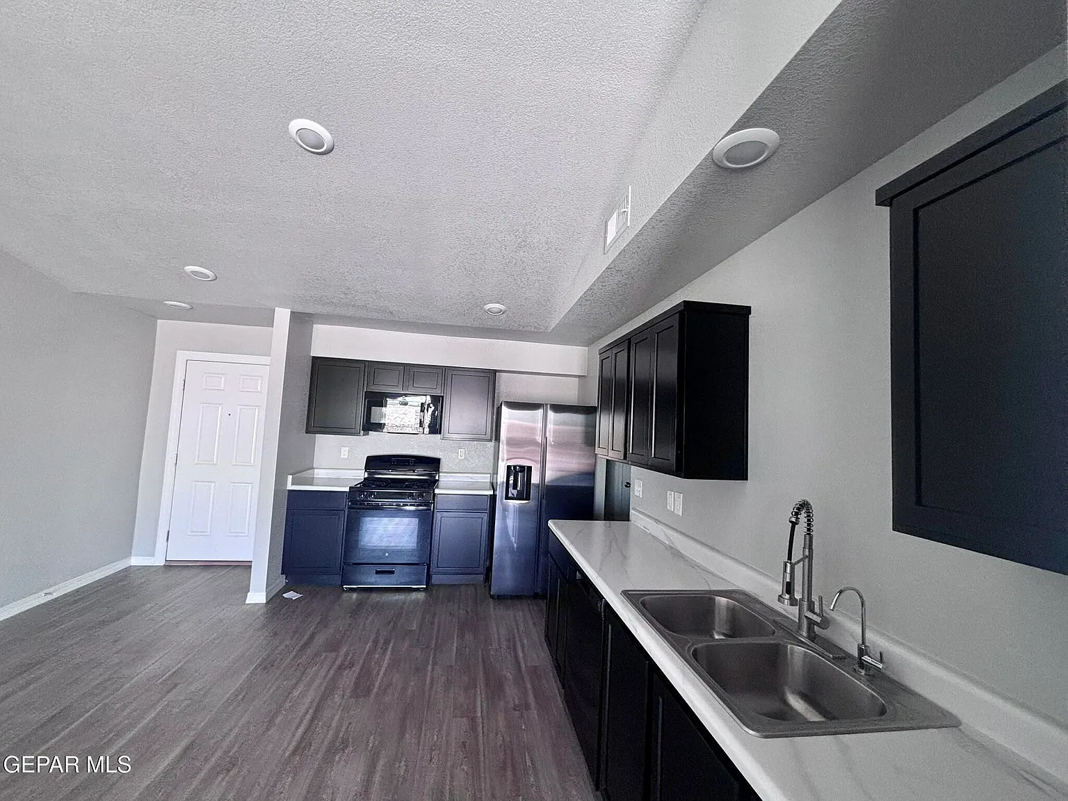 3 bed, 2.0 bath, 1144 sqft, $1,650 — Photo 3