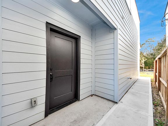 5th image of 8121 Venus St