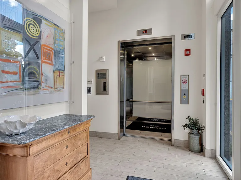 The Howard Luxury Apartments — Photo 18