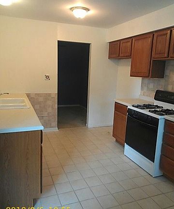 5th image of 901 Surrey Dr APT 1A