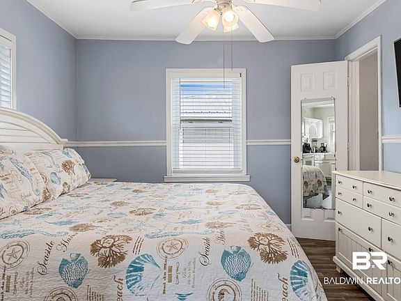 4th image of 467 Bernard Ct W