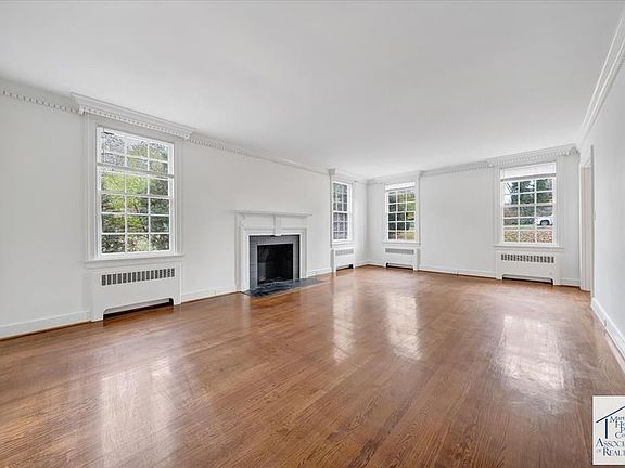 5th image of 1004 Knollwood Pl