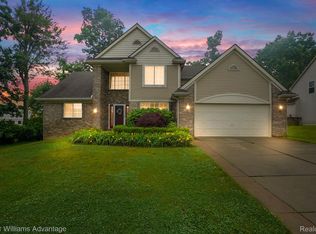 1869 Crystal Ln, White Lake, MI 48386