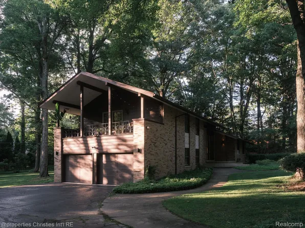 7388 Lindenmere Dr, Bloomfield Hills, MI 48301