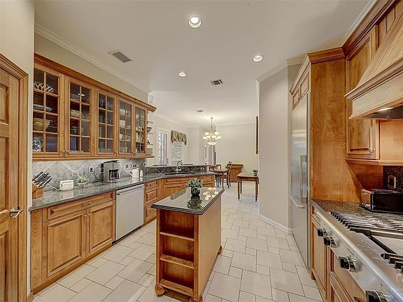 4th image of 2913 Harkness Dr