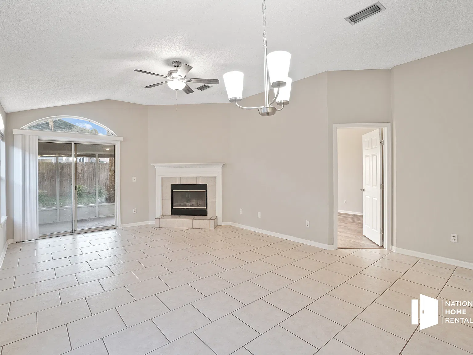 3 bed, 2.0 bath, 1264 sqft, $1,995 — Photo 4