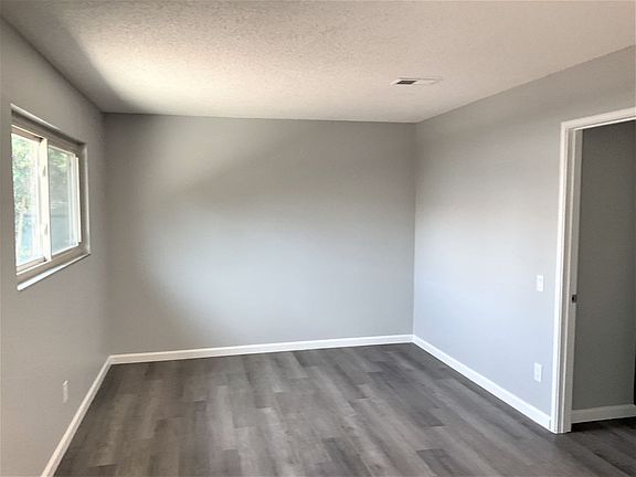 4th image of 2042 Robin Dr