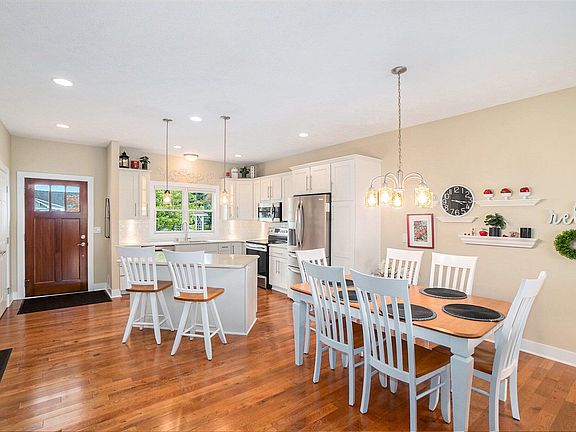 2nd image of 1712 S Trillium Cir