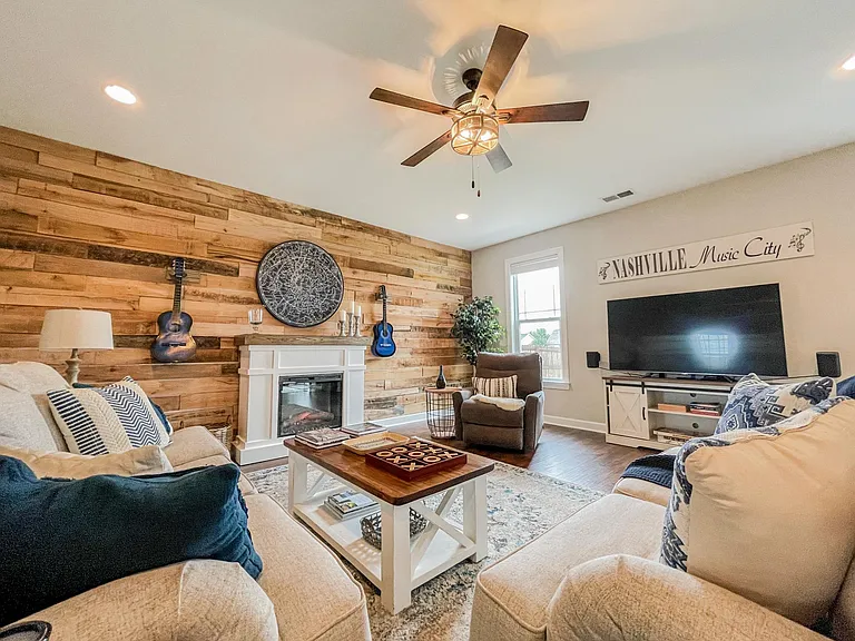 1010 Vanguard Dr — Photo 2