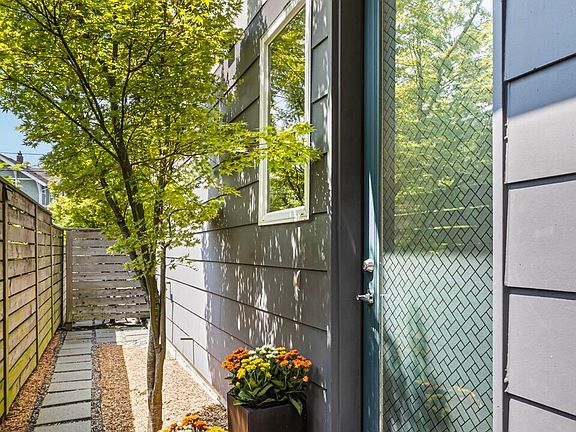 5th image of 3029 Beacon Avenue S
