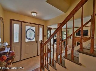 31 Woodside Dr, Dallas, PA 18612