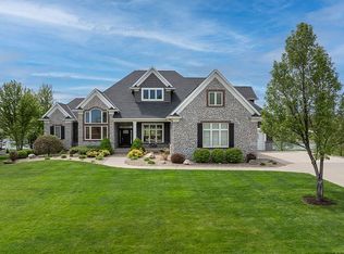 555 Aspen Ln, Robins, IA 52328