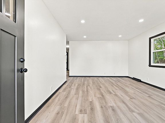 3rd image of 6 N Myrtle St