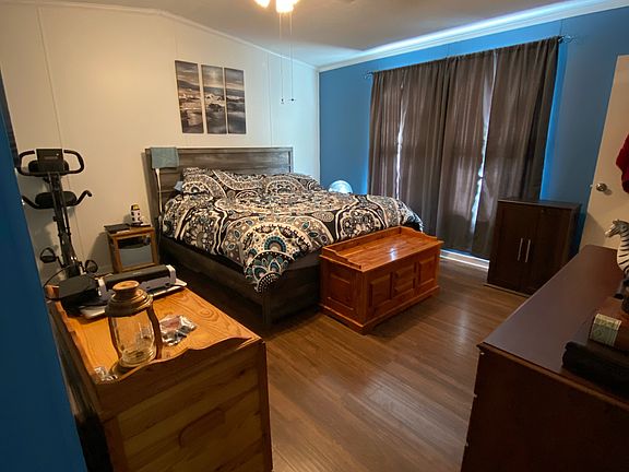 Master features kingsize bed