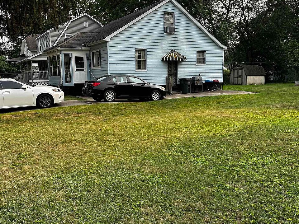 2nd image of 521 S Falcon St