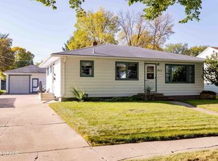 1811 11th Ave N, Grand Forks, ND 58203
