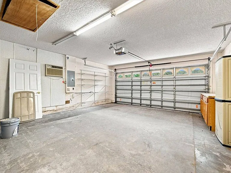 2393 Paulette Dr — Photo 14