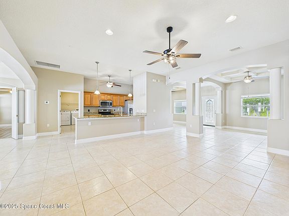 5th image of 370 Jennifer Dr