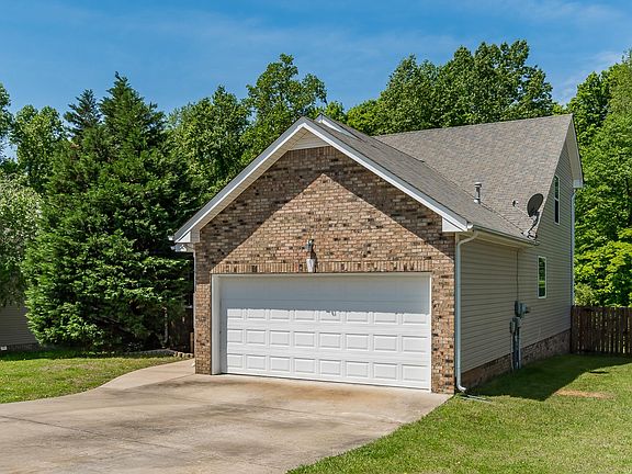 3rd image of 1501 Cedar Springs Cir