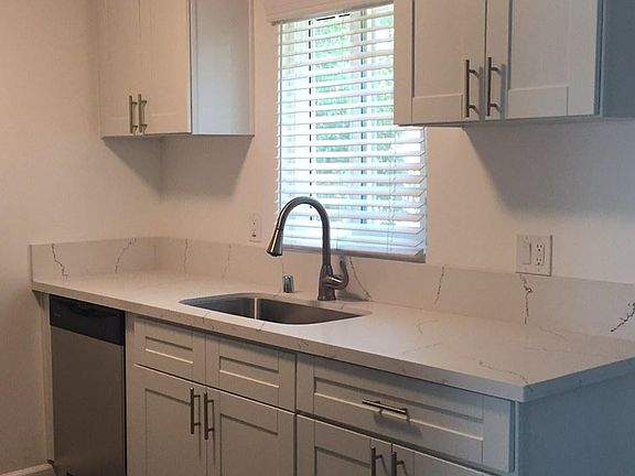 3rd image of 1645 Amberwood Dr APT 19