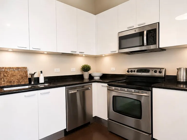 2100 Van Buren St #421 — Photo 5