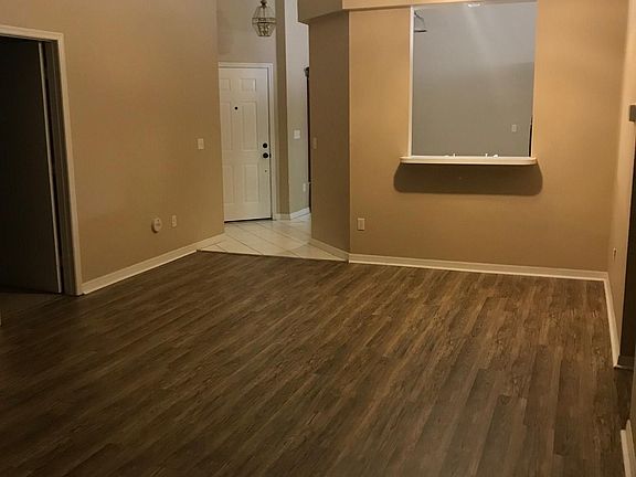 LIVING RM w DINING AREA