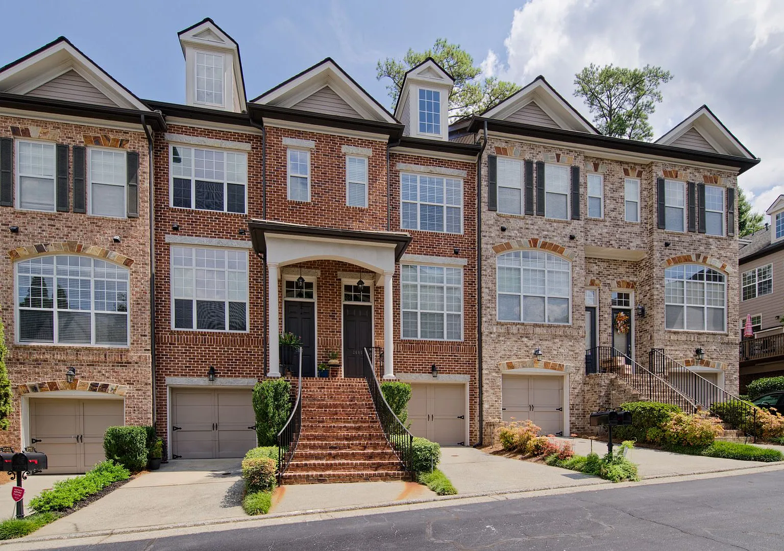 Beautiful 3BR, 3.5BA brick Townhome in Brookhaven — Photo 1