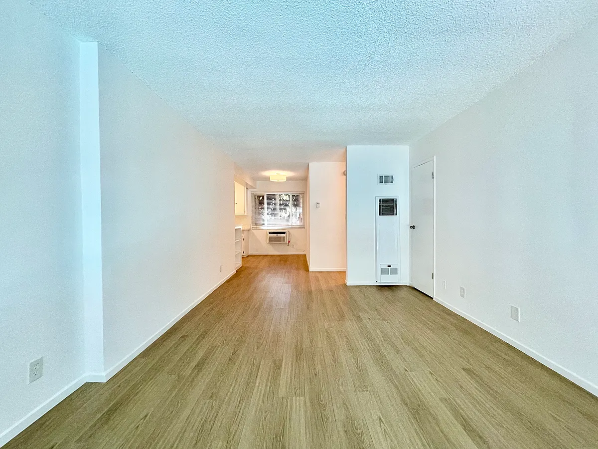 Building Photo - 934 N Gardner St #8