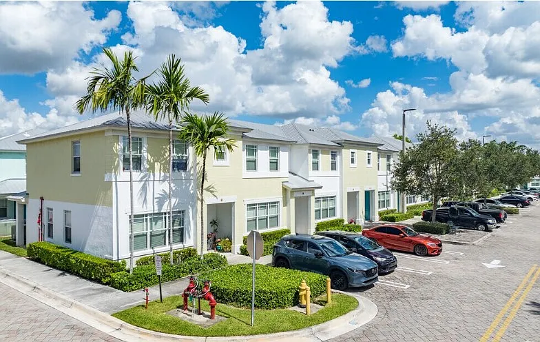 Building Photo - Green Turtle Club Miami