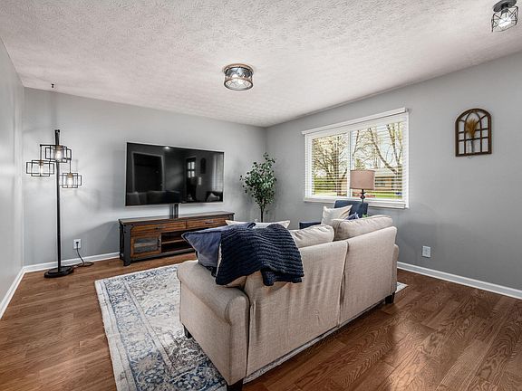 4th image of 512 Surrey Ln